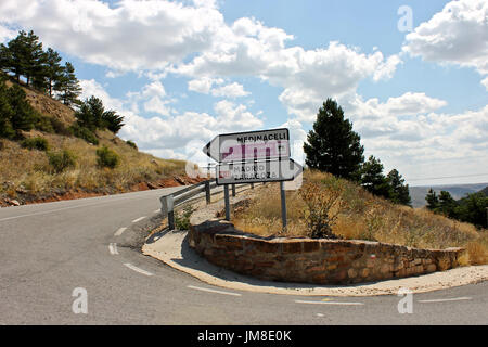 La signalisation routière dans une courbe menant à Medinaceli, Madrid, ou Saragosse en Espagne Banque D'Images