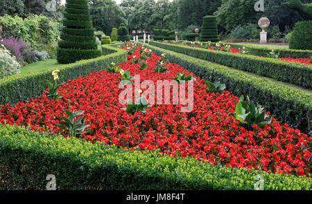 Le jardin à Cliveden avec fort topiaire et statuaire, couverture Banque D'Images