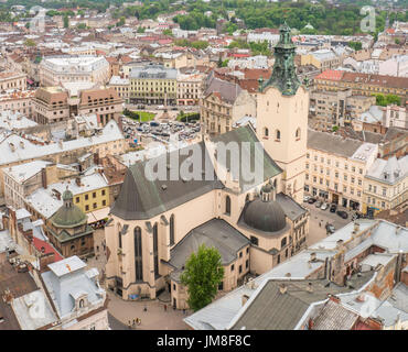 Vue aérienne sur une journée ensoleillée sur la cathédrale Sainte-Marie basilique de l'Assomption à Lviv, Ukraine Banque D'Images