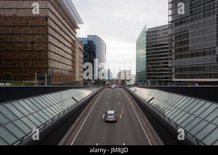 Voitures qui sortent d'un tunnel à Bruxelles, Rue de la Loi à proximité de Shuman, à côté du Conseil européen et le Siège de l'Union européenne. Banque D'Images