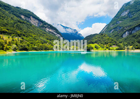 Tenno lac dans les montagnes du Trentin, Italie Banque D'Images