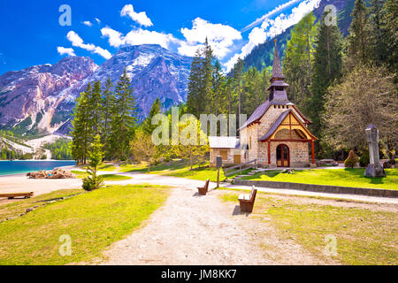 Église et lac Braies en Dolomite SAPL, Tyrol du Sud, Italie Banque D'Images