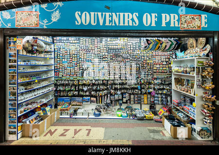 Prague, République tchèque - 22 juillet 2017 : Souvenir et une boutique à Prague, République Tchèque Banque D'Images