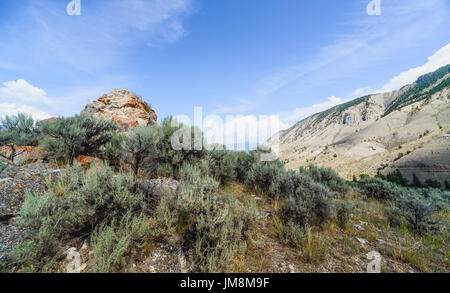 Pristine, robuste, le paysage de la prairie avec des roches, de l'armoise, et les terres arides dans le cœur de l'ouest des prairies près de Wyoming, Wyoming, USA. Banque D'Images