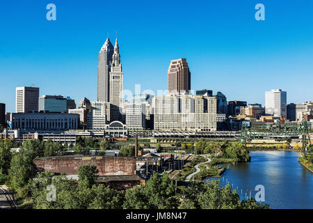 La ville et la rivière Cuyahoga, Cleveland, Ohio, USA. Banque D'Images