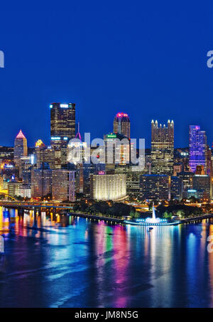 City skyline at night, Pittsburgh, Pennsylvanie, USA. Banque D'Images