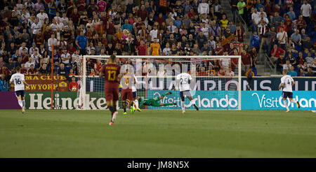 Harrison, United States. Le 25 juillet, 2017. Gardien Michel Vorm (13) de Tottenham Hotspurs enregistre au cours du match de la Coupe des Champions international contre l'AS Roma sur Red Bulls Arena Roma a gagné 3 - 2 Crédit : Lev Radin/Pacific Press/Alamy Live News Banque D'Images