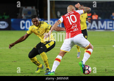 Bogota, Colombie. Le 25 juillet, 2017. Independiente Santa Fe de la Colombie et de l'Équateur en Fuerza Amarilla match pour la deuxième phase, 8 clés, de la CONMEBOL Copa Sudamericana 2017 joué à El Nemesio Camacho stade Campin à Bogota city Credit : Andres Moreno/Pacific Press/Alamy Live News Banque D'Images