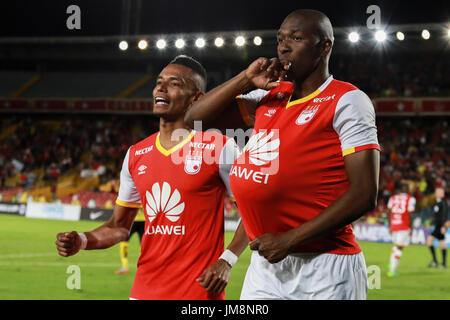 Bogota, Colombie. Le 25 juillet, 2017. Independiente Santa Fe de la Colombie et de l'Équateur en Fuerza Amarilla match pour la deuxième phase, 8 clés, de la CONMEBOL Copa Sudamericana 2017 joué à El Nemesio Camacho stade Campin à Bogota city Credit : Andres Moreno/Pacific Press/Alamy Live News Banque D'Images