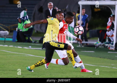 Bogota, Colombie. Le 25 juillet, 2017. Independiente Santa Fe de la Colombie et de l'Équateur en Fuerza Amarilla match pour la deuxième phase, 8 clés, de la CONMEBOL Copa Sudamericana 2017 joué à El Nemesio Camacho stade Campin à Bogota city Credit : Andres Moreno/Pacific Press/Alamy Live News Banque D'Images