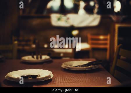 Détails des plaques et accessoires sur tableau, partie d'un restaurant de style vintage. Banque D'Images