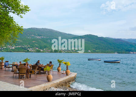 Terrasse de café au bord du lac, à la plage de Kaneo, Ohrid, Macédoine Banque D'Images