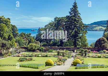Sur le jardin vers Firth of Clyde avec Caledonian Isles à Brodick château, jardin et parc de pays près de Brodick Arran ARGYLL & BUTE Ecosse UK Banque D'Images