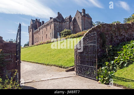 Le château de Brodick, jardin et parc de pays près de Brodick Arran ARGYLL & BUTE Ecosse UK avec château vu par des portes de jardin clos Banque D'Images