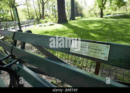 Banc de parc en parc central dédié à adrian pochna New York USA Banque D'Images
