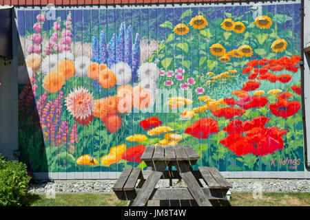Murale Floral par artiste Keith Holmes peint sur le mur de la Daystar Market épicerie sur l'île Galiano. Banque D'Images