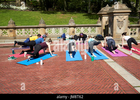 Les personnes pratiquant le yoga en plein air à Bethesda terrace central park New York USA Banque D'Images