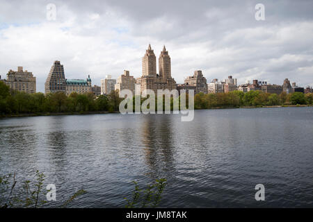 Jacqueline Kennedy Onassis reservoir central park avec une vue sur les immeubles de l'upper west side New York USA Banque D'Images