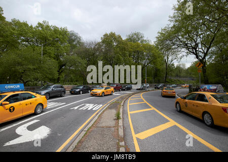 Les voitures de taxi et de trafic sur la route transversale à travers central park New York USA Banque D'Images