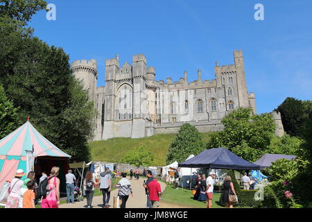 Visiteurs ont vu un grand spectacle lorsque acteurs en armures médiévales ont combattu à pied et à cheval au château d'Arundel. Banque D'Images