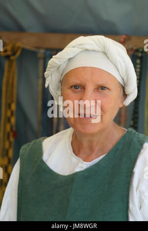 Visiteurs ont vu un grand spectacle lorsque acteurs en armures médiévales ont combattu à pied et à cheval au château d'Arundel. Les gens de métier habillé en conséquence Banque D'Images