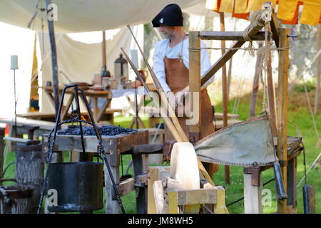 Visiteurs ont vu un grand spectacle lorsque acteurs en armures médiévales ont combattu à Arundel Castle. Un forgeron démontre ses compétences traditionnelles Banque D'Images