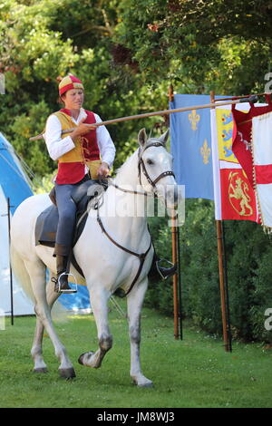 Visiteurs ont vu un grand spectacle lorsque acteurs en armures médiévales ont combattu à pied et à cheval au château d'Arundel. Un cavalier d'une lance Banque D'Images