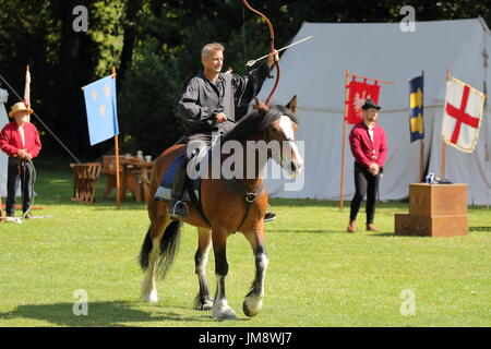 Visiteurs ont vu un grand spectacle lorsque acteurs en armures médiévales ont combattu à pied et à cheval au château d'Arundel. Un chevalier avec arc et flèches sur l Banque D'Images