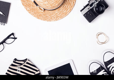 Accessoires féminins pour les voyages. Tenue élégante sur le fond blanc, vue du dessus Banque D'Images