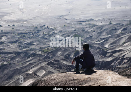 SURABAYA, INDONÉSIE - 11 MAI 2015 : l'homme au-dessus de la couche de cendres volcaniques dans le Mont Bromo volcan Gunung Bromo () au Parc National de Bromo Tengger Semeru, Moyen-Orient Banque D'Images