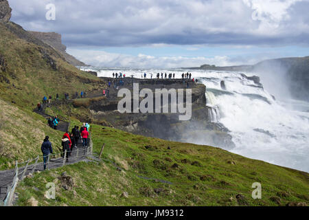 Les touristes affluent vers la cascade de Gullfoss l'Islande Banque D'Images