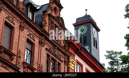 Tour de l'horloge et de bâtiments dans la vieille ville de Heidelberg, Allemagne Banque D'Images