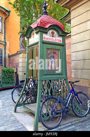 Toujours en exploitation du bois à l'ancienne cabine téléphonique publique en Suède, Sockholm conçu pour fournir l'intimité et la protection contre les éléments. Banque D'Images