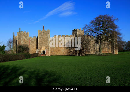 Mur rideau de Framlingham Castle en hiver, Suffolk, Angleterre, RU Banque D'Images