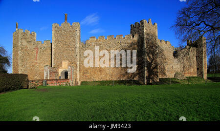 Mur rideau de Framlingham Castle en hiver, Suffolk, Angleterre, RU Banque D'Images