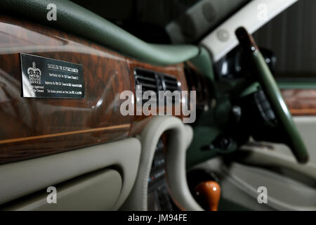 Détail de l'intérieur de la 2001 Daimler Majestic, qui était la voiture personnelle de la reine Elizabeth II et le duc d'Édimbourg à partir de juin 2001 à juillet 2005, à l'IWM Duxford où il a été vendu pour &pound;43 700. Banque D'Images