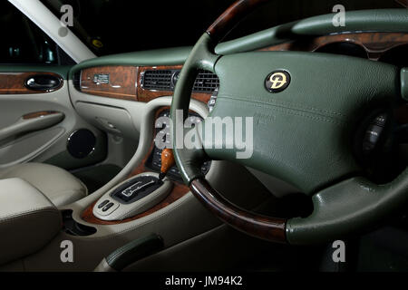 Détail de l'intérieur de la 2001 Daimler Majestic, qui était la voiture personnelle de la reine Elizabeth II et le duc d'Édimbourg à partir de juin 2001 à juillet 2005, à l'IWM Duxford où il a été vendu pour &pound;43 700. Banque D'Images