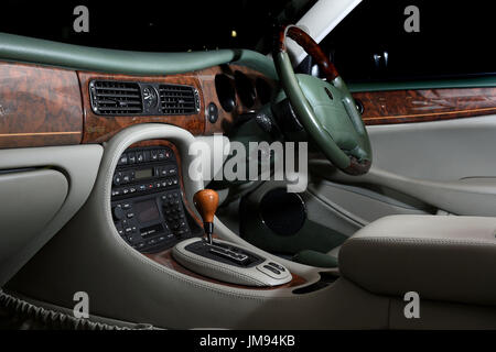 Détail de l'intérieur de la 2001 Daimler Majestic, qui était la voiture personnelle de la reine Elizabeth II et le duc d'Édimbourg à partir de juin 2001 à juillet 2005, à l'IWM Duxford où il a été vendu pour &pound;43 700. Banque D'Images