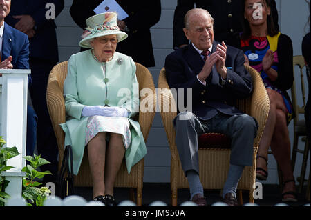 Royal Windsor Guards Polo Club finale de Coupe Bentley Motors et la société conduite salon annuel comprend : la reine Elizabeth II Où : Windsor, Royaume-Uni Quand : 25 Juin 2017 Crédit : Alan West/WENN.com Banque D'Images