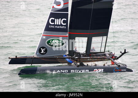 Yachts de course en compétition dans l'America's Cup 2016 dans le Solent. Banque D'Images