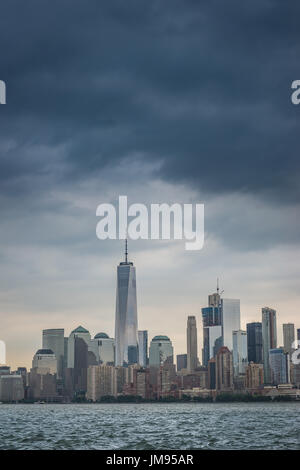 Les nuages de tempête tonitruant sombre linceul sur le Lower Manhattan skyline et la rivière Hudson à New York, New York, USA Banque D'Images