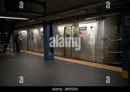 New York Subway train à Fulton Street station New York USA Banque D'Images