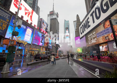 Times square humide sous la pluie New York USA Banque D'Images