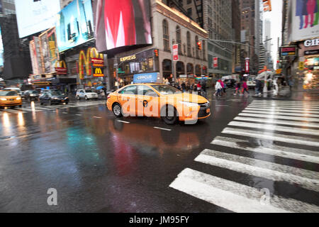Toyota Camry hybride 2008 new york taxi jaune traverser Times square sous la pluie New York USA Banque D'Images