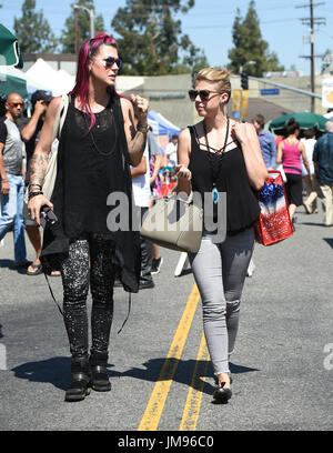 Jodie Sweetin montre les deux cicatrices qu'elle a sur sa cheville gauche de deux chirurgies après son accident lorsqu'elle a sauté par-dessus une clôture et a cassé son tibia et péroné et causer de graves dommages aux tissus mous de la cheville mais elle est se déplacer bien maintenant avec : Jodie Sweetin Où : Los Angeles, California, United States Quand : 25 juin 2017 Source : WENN.com Banque D'Images