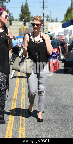 Jodie Sweetin montre les deux cicatrices qu'elle a sur sa cheville gauche de deux chirurgies après son accident lorsqu'elle a sauté par-dessus une clôture et a cassé son tibia et péroné et causer de graves dommages aux tissus mous de la cheville mais elle est se déplacer bien maintenant avec : Jodie Sweetin Où : Los Angeles, California, United States Quand : 25 juin 2017 Source : WENN.com Banque D'Images