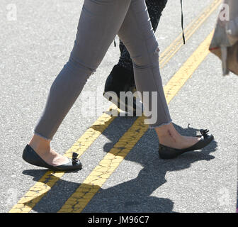 Jodie Sweetin montre les deux cicatrices qu'elle a sur sa cheville gauche de deux chirurgies après son accident lorsqu'elle a sauté par-dessus une clôture et a cassé son tibia et péroné et causer de graves dommages aux tissus mous de la cheville mais elle est se déplacer bien maintenant avec : Jodie Sweetin Où : Los Angeles, California, United States Quand : 25 juin 2017 Source : WENN.com Banque D'Images