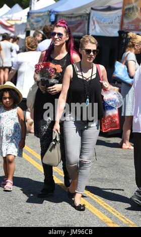 Jodie Sweetin montre les deux cicatrices qu'elle a sur sa cheville gauche de deux chirurgies après son accident lorsqu'elle a sauté par-dessus une clôture et a cassé son tibia et péroné et causer de graves dommages aux tissus mous de la cheville mais elle est se déplacer bien maintenant avec : Jodie Sweetin Où : Los Angeles, California, United States Quand : 25 juin 2017 Source : WENN.com Banque D'Images