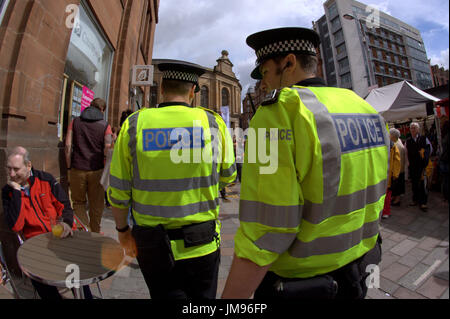 Merchant City scènes du festival Présence de police La police communautaire à agent de police vu de derrière Banque D'Images