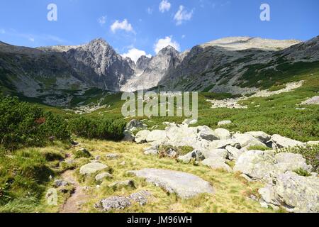 Tatras Slovaquie avec des rochers en premier plan Lomnicky Stit Banque D'Images